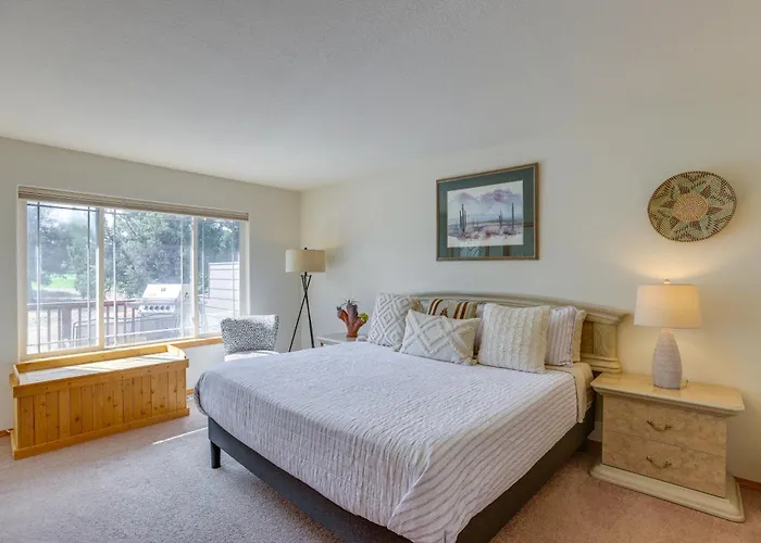 Idyllic Redmond Townhome W/ Furnished Deck!